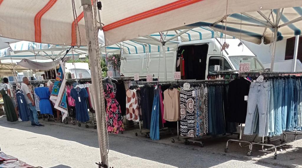 I venditori ambulanti in Sicilia rischiano di sparire? 4 I venditori ambulanti in Sicilia rischiano di sparire? - Be Sicily Mag - foto di una bancarella nel mercato di viale Michelangelo a Palermo