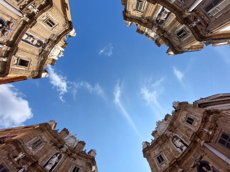 Cosa nascondono davvero i Quattro Canti? Spoiler: un sacco di cose 6 Cosa nascondono davvero i Quattro Canti? Spoiler: un sacco di cose - Be Sicily Mag - vista bassa angolazione dell edificio contro il cielo di palermo