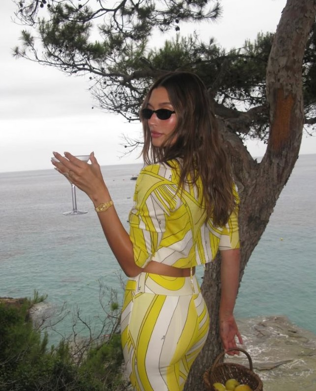 Occhiali da sole estate 2025: i modelli di tendenza 17 Occhiali da sole estate 2025: i modelli di tendenza - Be Sicily Mag - Hailey Bieber