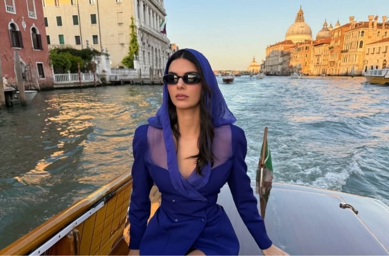 Occhiali da sole estate 2025: i modelli di tendenza 16 Occhiali da sole estate 2025: i modelli di tendenza - Be Sicily Mag - Kendall Jenner