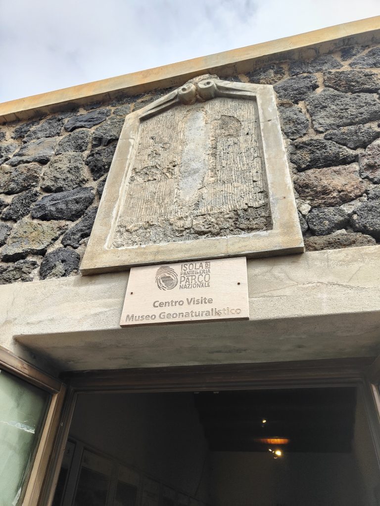 Pantelleria: l’isola del vento, del silenzio e della bellezza 7 Pantelleria: l’isola del vento, del silenzio e della bellezza - Be Sicily Mag - MUSEO VULCANOLOGICO