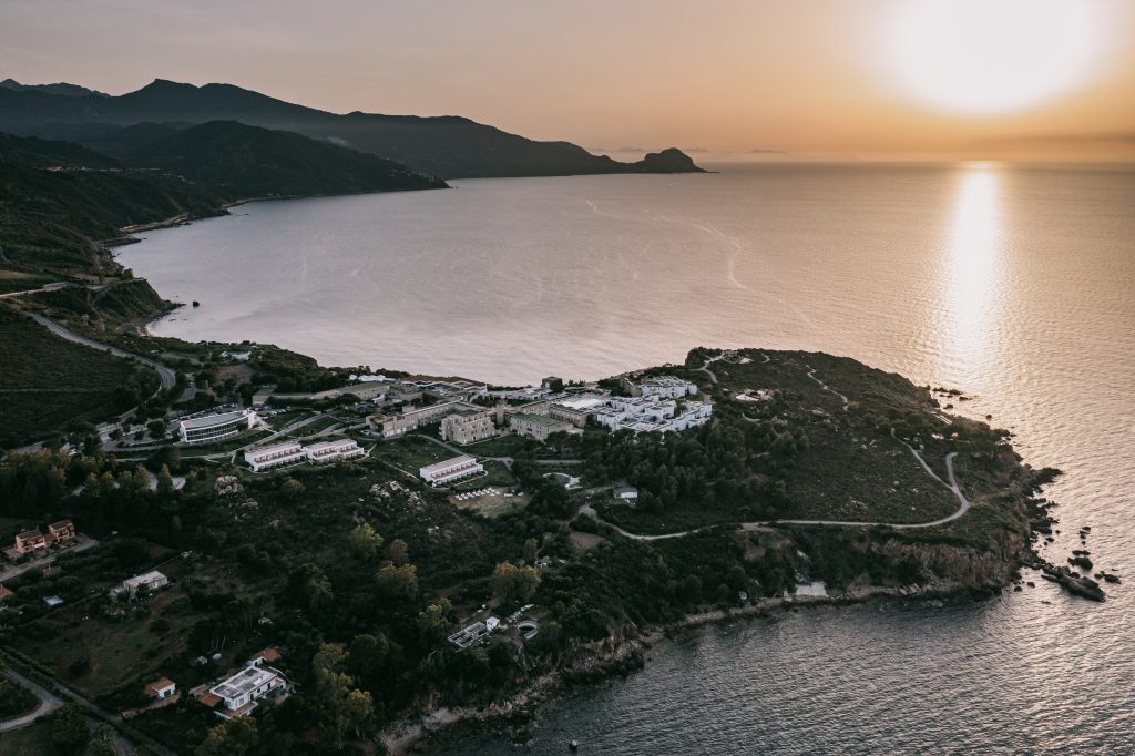 Tramonto, musica e birra al Mangia’s Pollina Resort: a Ferragosto c'è il Corona dreamy sunset - Be Sicily Mag - Mangias Pollina Resort 1