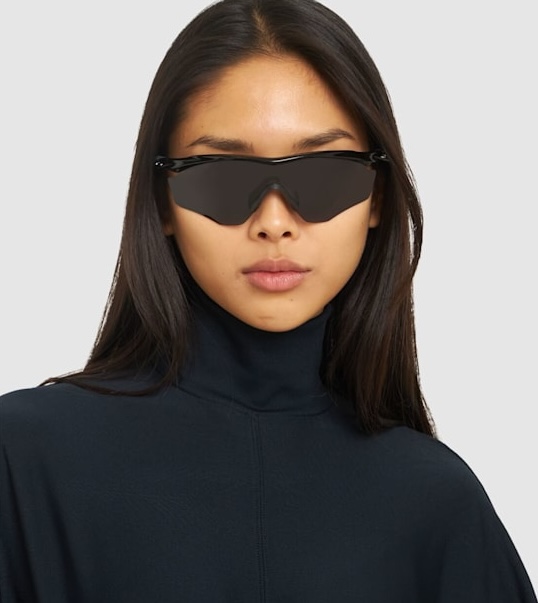 Occhiali da sole estate 2025: i modelli di tendenza 20 Occhiali da sole estate 2025: i modelli di tendenza - Be Sicily Mag - Occhiali da sole Oakley a mascherina x 1