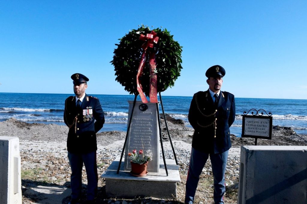 La stele commemorativa a Carini