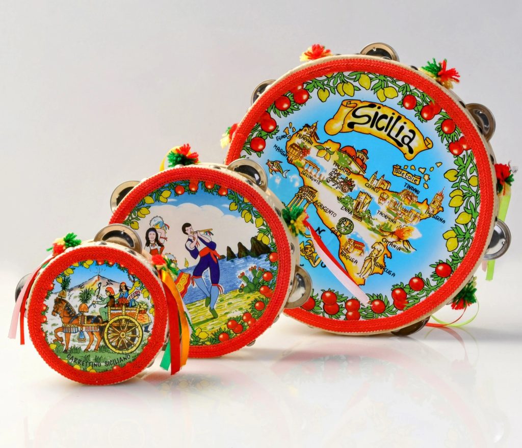 Altro che calamite: 5 souvenir originali dalla Sicilia (anche per bambini) 12 Tamburelli siciliani di Don Leo Shop