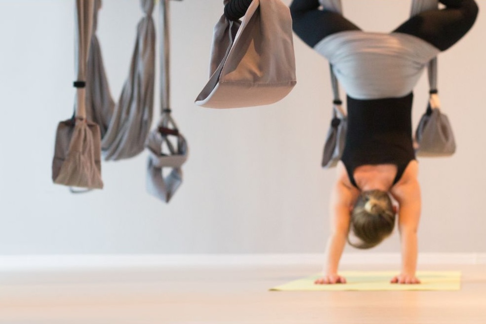 Ritrova la motivazione: 6 sport divertenti che ti faranno venire voglia di tornare in palestra - Be Sicily Mag - flying yoga