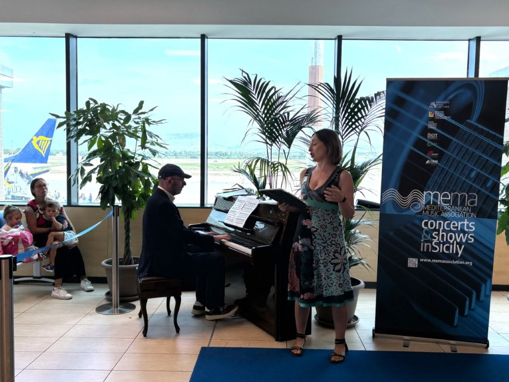 La musica atterra all'aeroporto di Trapani-Birgi: al via la collaborazione con Mediterranean Music Association 2 Il pianoforte dell'aeroporto Trapani Birgi