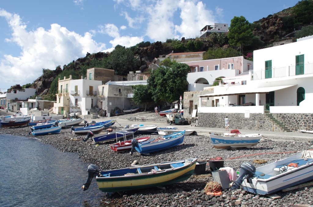 L'isola di Alicudi è assediata dalle capre selvatiche 2 L'isola di Alicudi è assediata dalle capre selvatiche - Be Sicily Mag - Alicudi