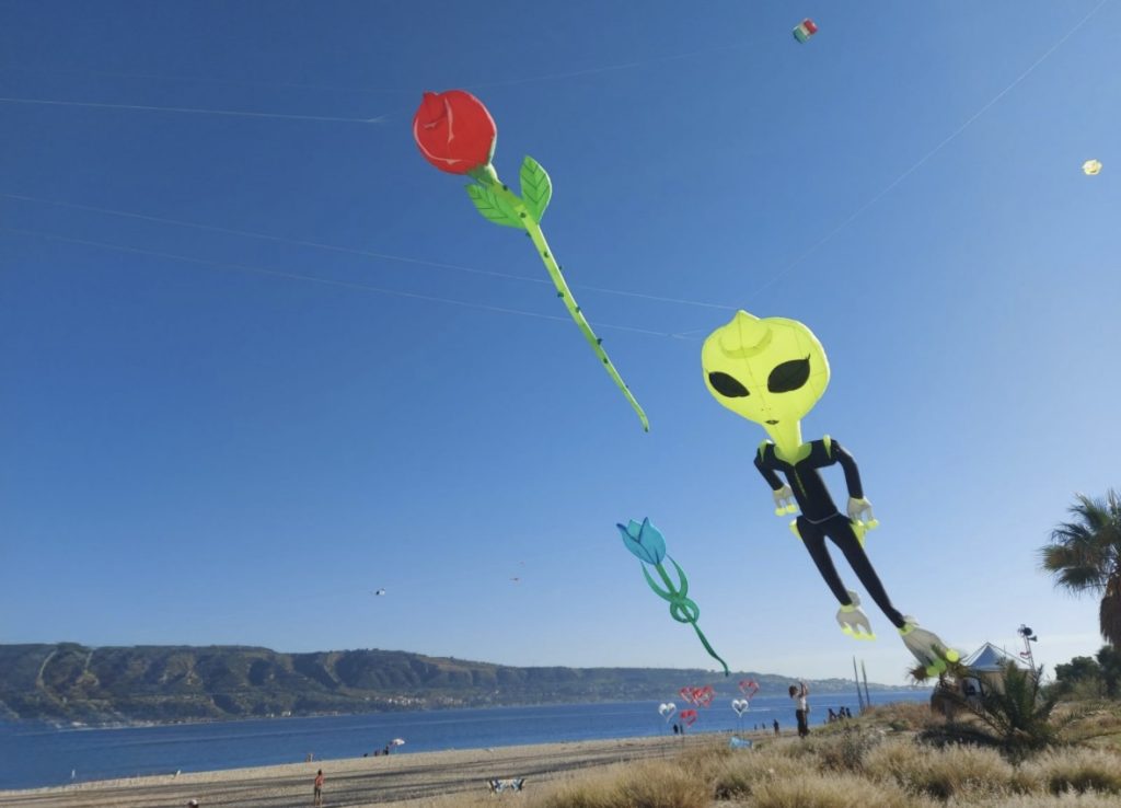 Capo Peloro si colora col Festival degli Aquiloni tra laboratori, esibizioni e simboli in cielo 2 Aquiloni a Capo Peloro