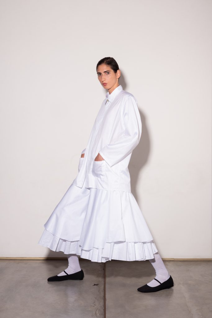 Eterea e politicamente impegnata: “Ilos”, la nuova collezione di Casa Preti presentata a Milano 8 Eterea e politicamente impegnata: “Ilos”, la nuova collezione di Casa Preti presentata a Milano - Be Sicily Mag - CASA PRETI PE 26 SS 26 ILOS LOOKBOOK HD vestito bianco
