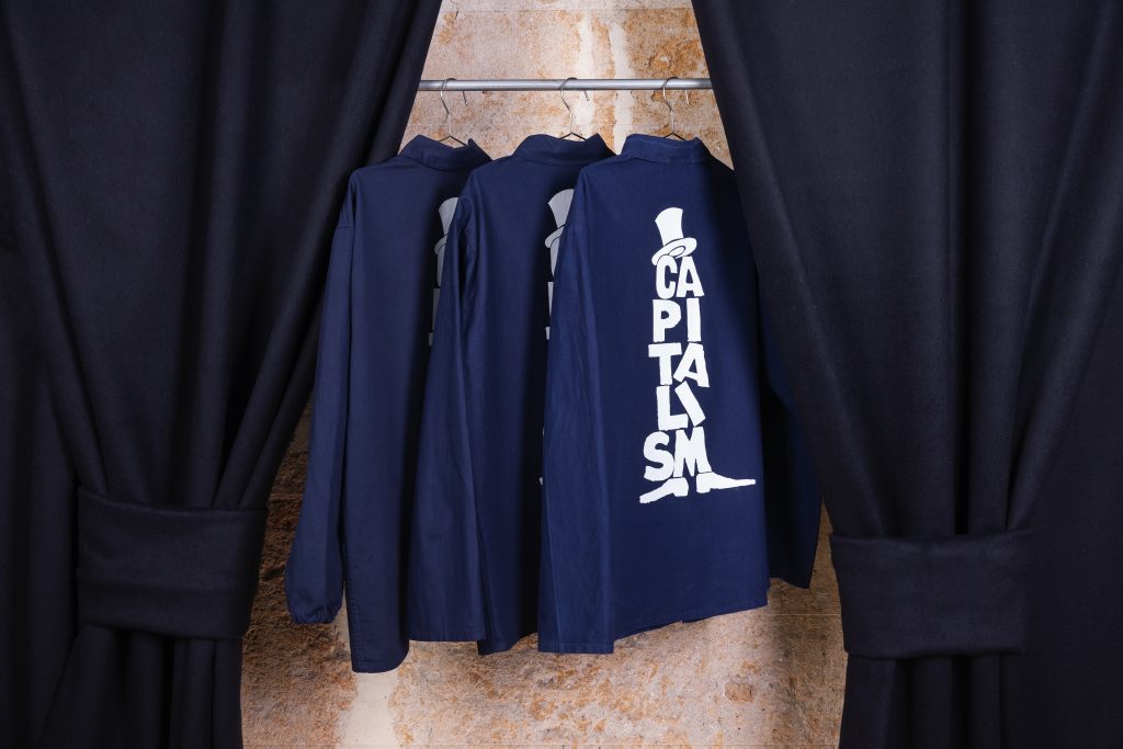 Eterea e politicamente impegnata: “Ilos”, la nuova collezione di Casa Preti presentata a Milano 12 Casa Preti per Claire Fontaine - Capitalism - Photo by Fausto Brigantino