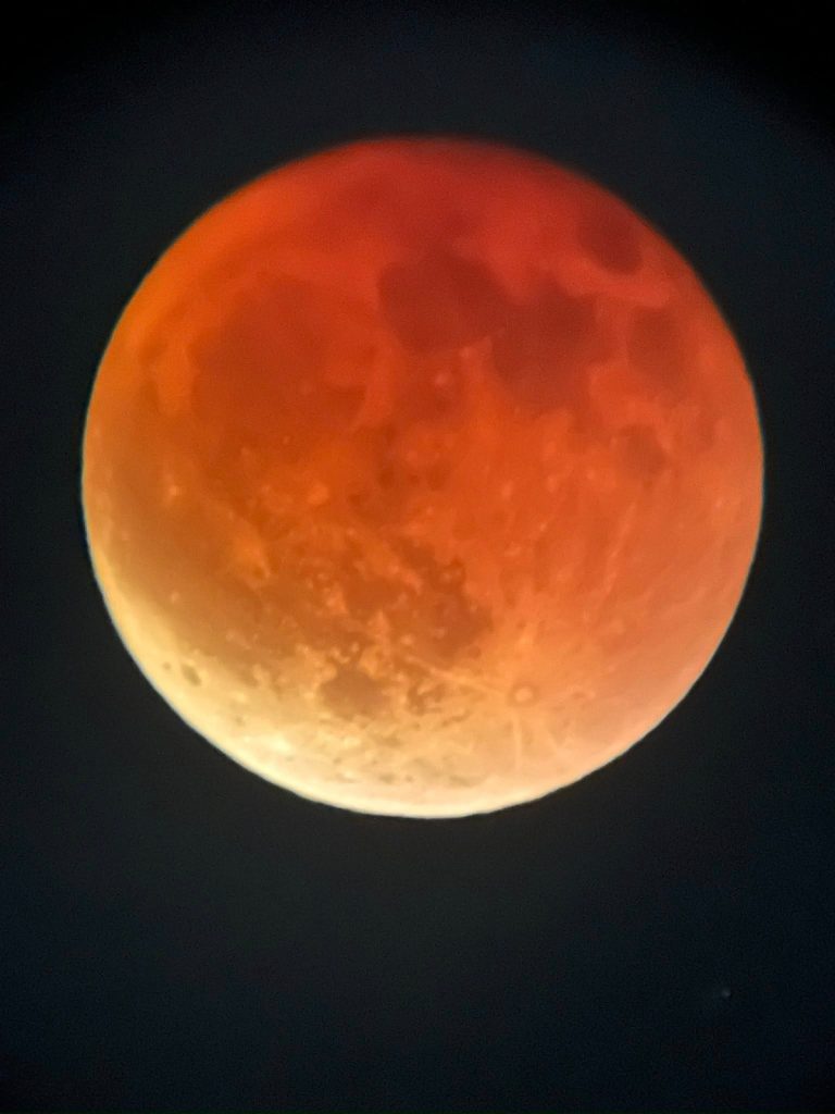 Eclissi lunare del 7 settembre 2025: gli scatti più belli dalla Sicilia e quando vederla di nuovo 6 Eclissi lunare del 7 settembre 2025: gli scatti più belli dalla Sicilia e quando vederla di nuovo - Be Sicily Mag - Eclissi Giuseppe