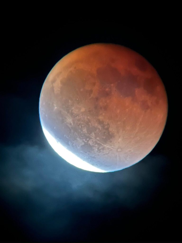 Eclissi lunare del 7 settembre 2025: gli scatti più belli dalla Sicilia e quando vederla di nuovo 5 Eclissi lunare del 7 settembre 2025: gli scatti più belli dalla Sicilia e quando vederla di nuovo - Be Sicily Mag - Eclissi Giuseppe 2