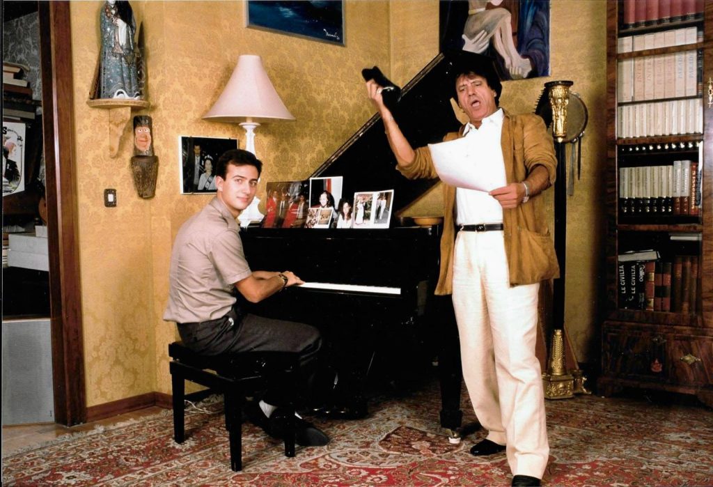 "Franco Franchi, mio padre": il figlio Massimo racconta l'uomo oltre il comico - Be Sicily Mag - Franco Franchi si improvvisa cantante con il figlio Massimo