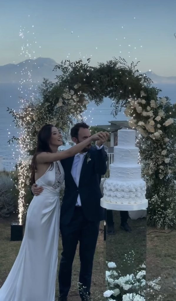 Il fatidico Sì di Alessio Vassallo e Ginevra Pisani a Napoli: festa d'amore per l'attore siciliano 3 Il taglio della torta del matrimonio di Alessio Vassallo e Ginevra Pisani