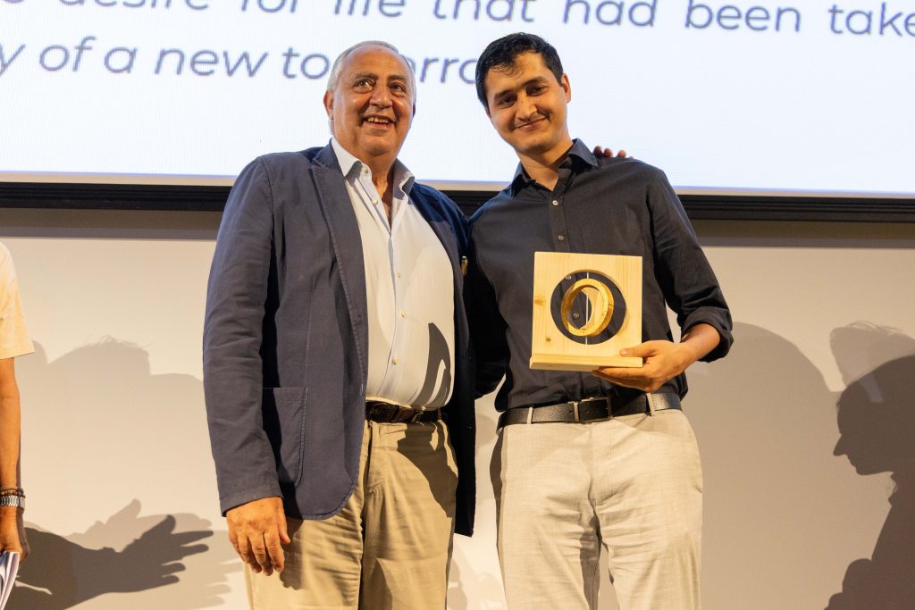 Storie di resistenza e speranza al Sole Luna Doc Film Festival: ecco i vincitori 4 Storie di resistenza e speranza al Sole Luna Doc Film Festival: ecco i vincitori - Be Sicily Mag - Il sindaco Lagalla consegna il premio per il Miglior Film a Kinshuk SurJan 2