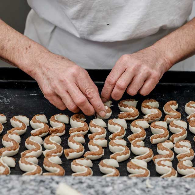 Nucatoli, nacatuli e mucatuli: i tanti nomi e versioni dei biscotti ripieni siciliani 3 Nucatoli, nacatuli e mucatuli: i tanti nomi e versioni dei biscotti ripieni siciliani - Be Sicily Mag - LABORATORIO NUCATOLI 7897