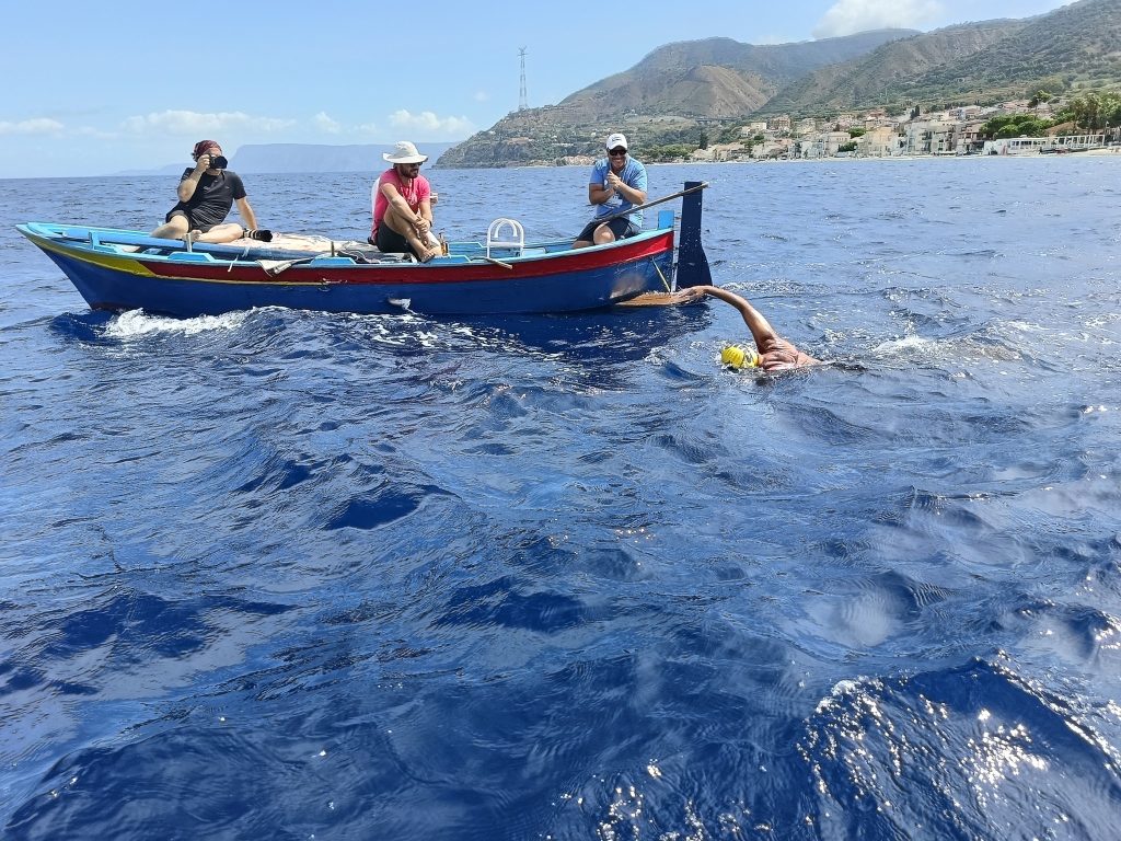 Mariella, 60 anni e un sogno realizzato: doppio attraversamento a nuoto dello Stretto di Messina 2 Mariella, 60 anni e un sogno realizzato: doppio attraversamento a nuoto dello Stretto di Messina - Be Sicily Mag - Stretto di Messina