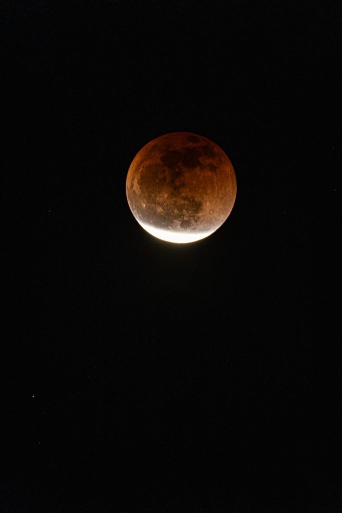 Eclissi lunare del 7 settembre 2025: gli scatti più belli dalla Sicilia e quando vederla di nuovo 7 Eclissi lunare del 7 settembre 2025: gli scatti più belli dalla Sicilia e quando vederla di nuovo - Be Sicily Mag - eclissi lunare