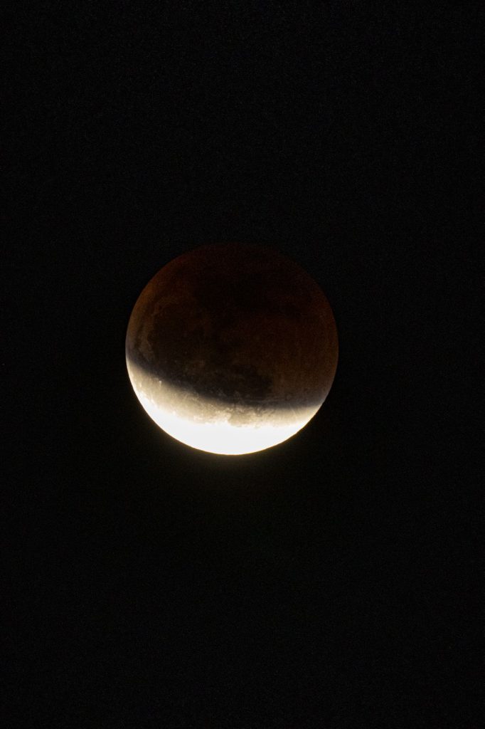 Eclissi lunare del 7 settembre 2025: gli scatti più belli dalla Sicilia e quando vederla di nuovo 8 Eclissi lunare del 7 settembre 2025: gli scatti più belli dalla Sicilia e quando vederla di nuovo - Be Sicily Mag - eclissi lunare 2