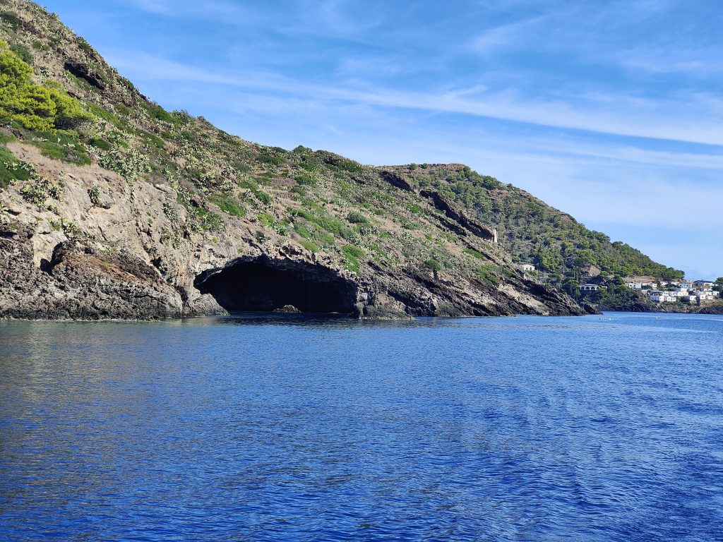 Cucina, cultura e olio EVO: a Ustica con “La terra incontra il mare” 5 Una delle tappe della crociera la terra incontra il mare