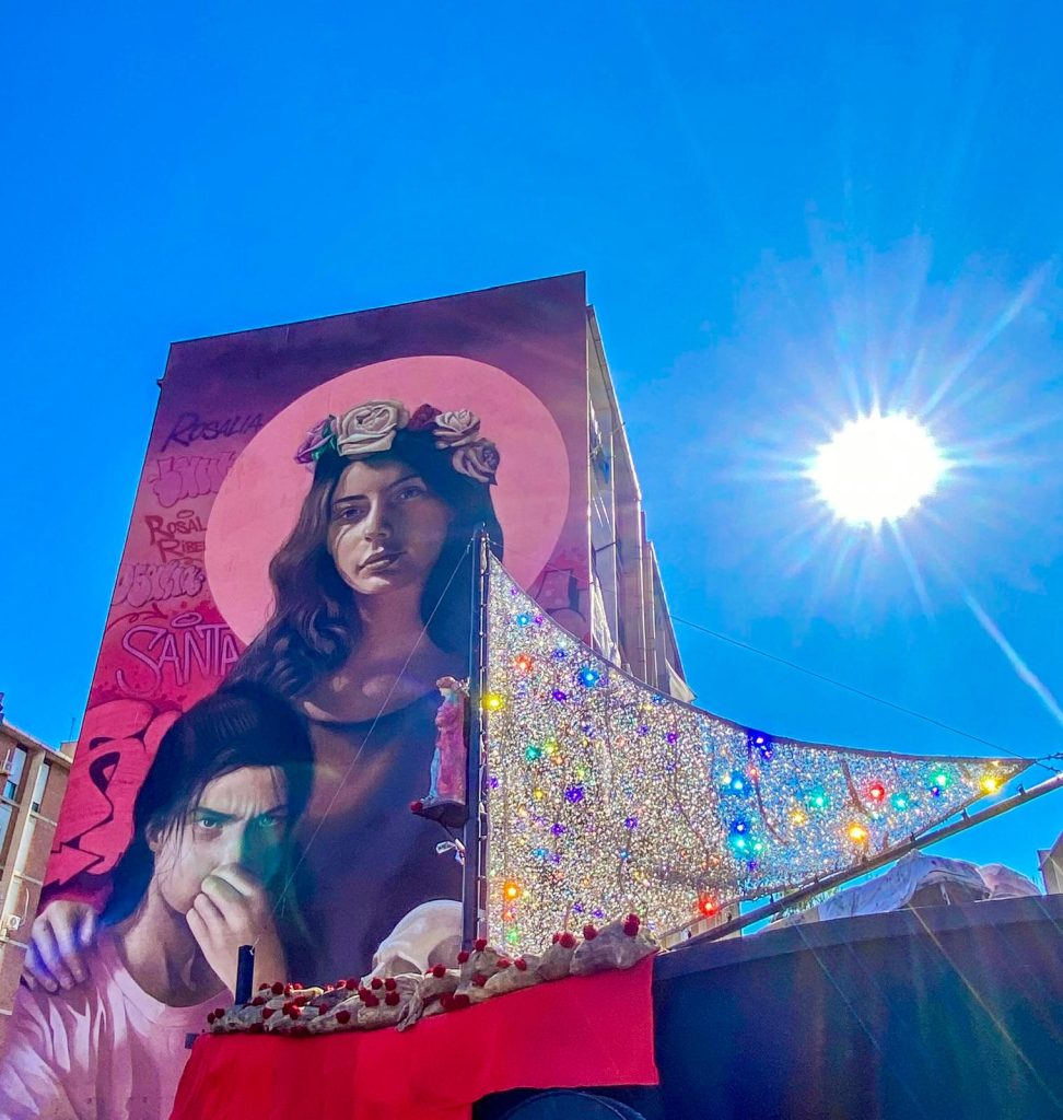 Torna il Festino delle Rosalie Ribelli dello Sperone: le novità della seconda edizione 5 Torna il Festino delle Rosalie Ribelli dello Sperone: le novità della seconda edizione - Be Sicily Mag - Festino dello Sperone murale giulio rosk 2