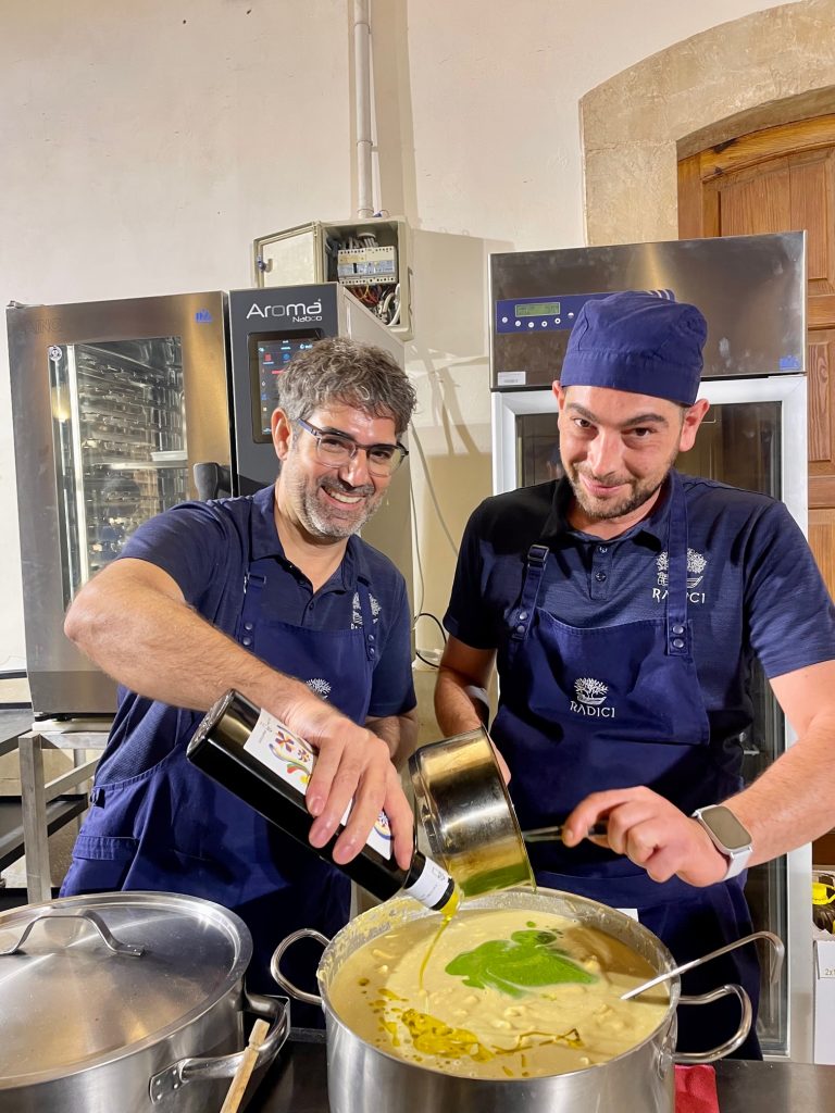 “Food Mama Fest”, da Comiso parte un festival gastronomico che parla d'amore 4 Lo chef Accursio Craparo (a sinistra) prepara il macco di fave