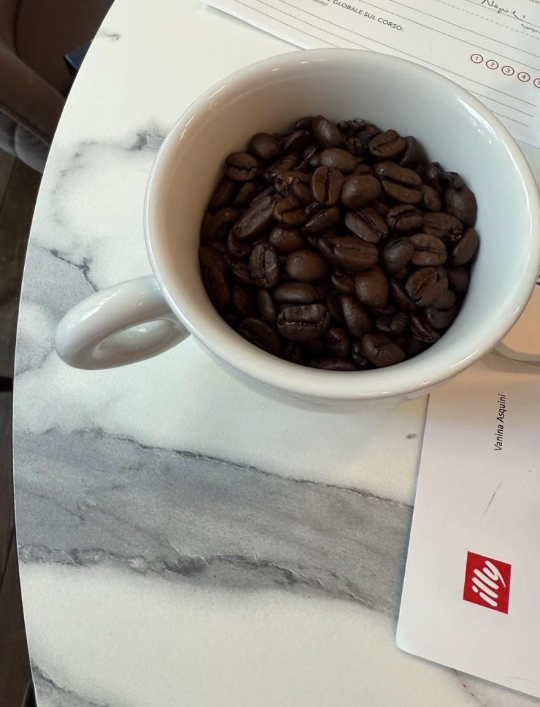 Palermo profuma di aroma: la lezione sensoriale dell’Università del Caffè 6 Palermo profuma di aroma: la lezione sensoriale dell’Università del Caffè - Be Sicily Mag - chicchi in tazzina