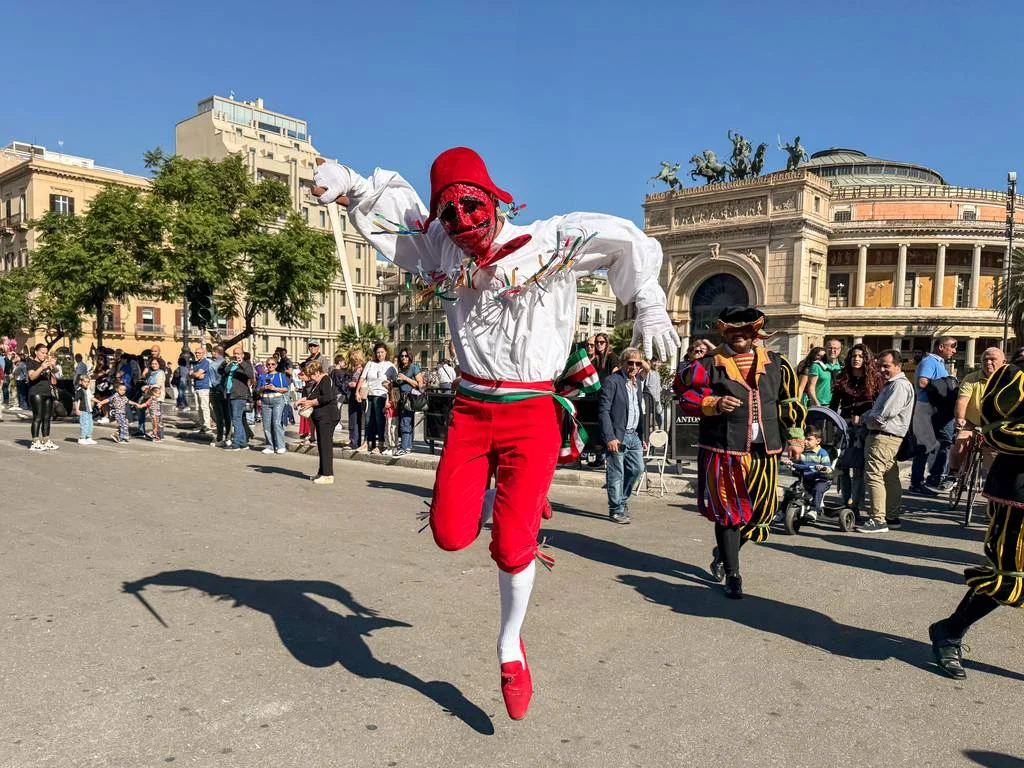“Notte di Zucchero”: tre giorni di arte, memoria e tradizione per celebrare la Festa dei Morti a Palermo 5 “Notte di Zucchero”: tre giorni di arte, memoria e tradizione per celebrare la Festa dei Morti a Palermo - Be Sicily Mag - ndz2024 la parata meravigliosa provincia 3370.jpg