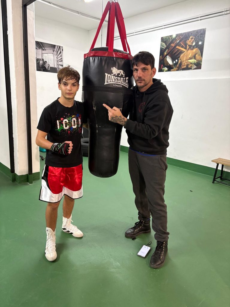 Il campione di pugilato under 15, Gregorio De Lorenzo: "Date fiducia ai giovani, senza perdere di vista lo studio" 2 Gregorio De Lorenzo con il maestro Benito Cannata