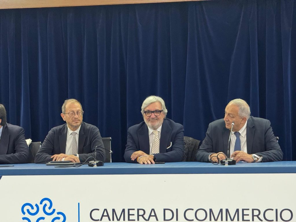 I mercati come “capitale sociale” di Palermo: la battaglia di Confimprese per salvarli 4 I mercati come “capitale sociale” di Palermo: la battaglia di Confimprese per salvarli - Be Sicily Mag - Da sinistra lassessore Carta Nunzio Reina il sindaco Lagalla