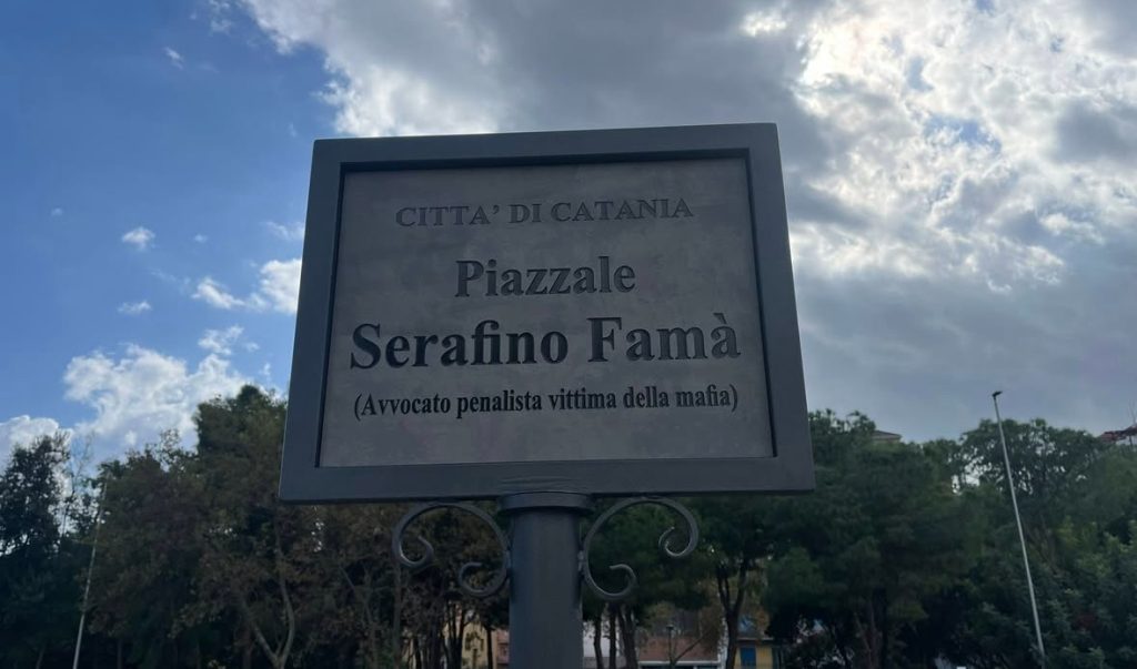 La legalità mette radici: Catania dedica due aree pubbliche all'avvocato Serafino Famà, ucciso dalla mafia 2 La legalità mette radici: Catania dedica due aree pubbliche all'avvocato Serafino Famà, ucciso dalla mafia - Be Sicily Mag - IMG 5139