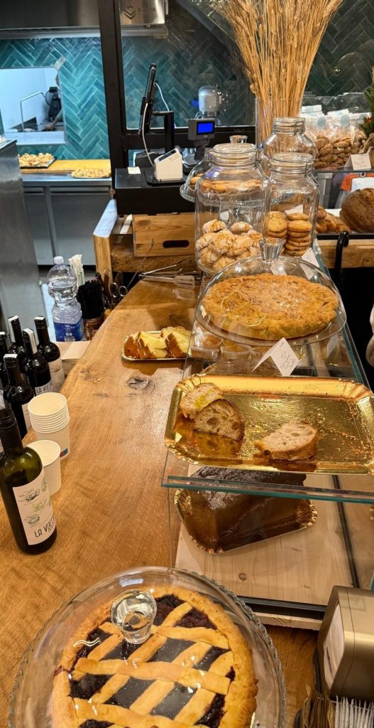 Tra arte bianca e ospitalità: nel cuore di Palermo nasce una Bakery con tre suite - Be Sicily Mag - Il bancone a piano terra nuovo
