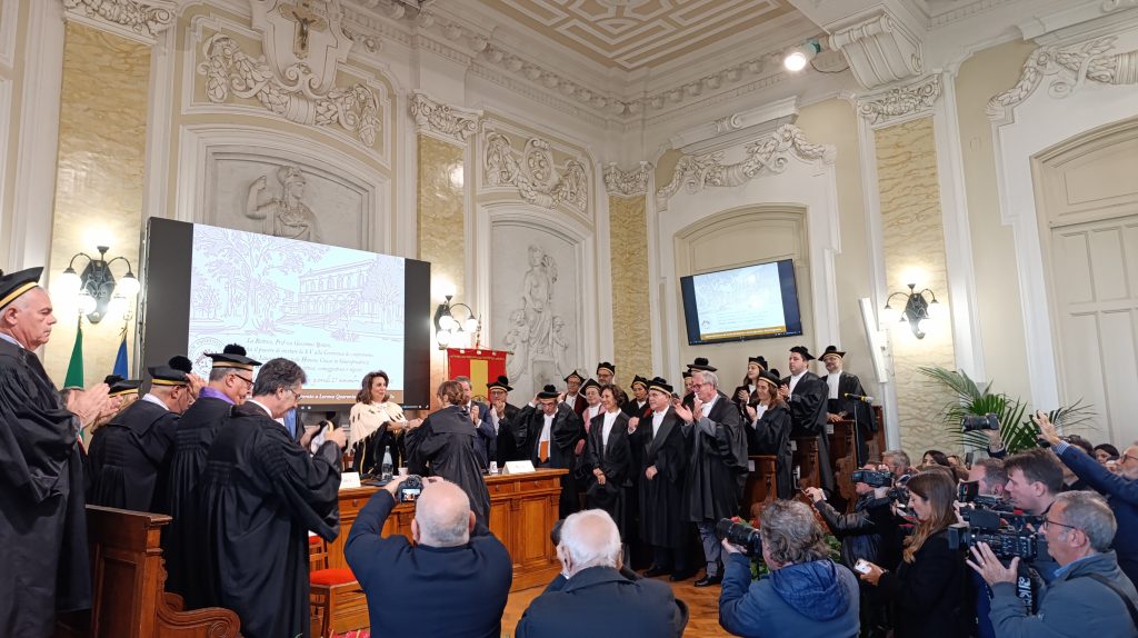 Paola Cortellesi riceve la Laurea Honoris Causa a Messina: "La dedico ai giovani che difendono ciò che è giusto" 2 Paola Cortellesi riceve la Laurea Honoris Causa a Messina: "La dedico ai giovani che difendono ciò che è giusto" - Be Sicily Mag - Laurea paola cortellesi