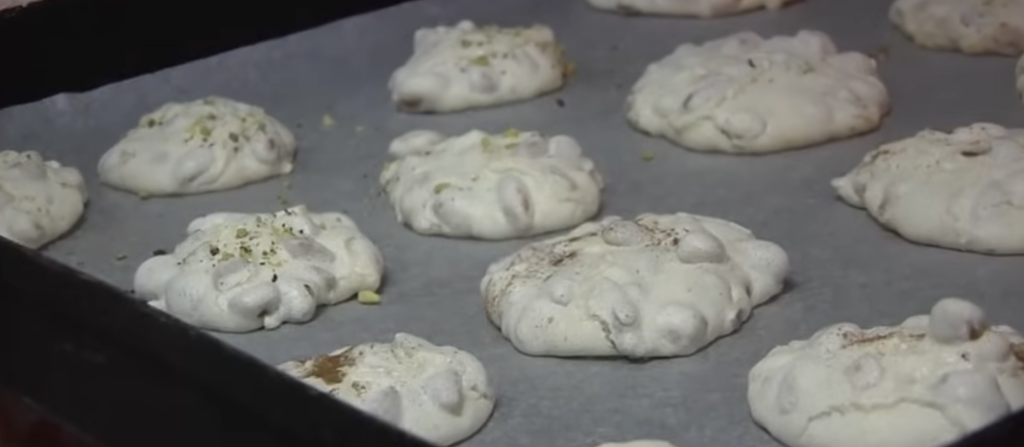 Il Passavolante di Vicari tra tradizione e innovazione: la ricetta segreta del dolce mandorlato 3 Il Passavolante di Vicari tra tradizione e innovazione: la ricetta segreta del dolce mandorlato - Be Sicily Mag - Passavolanti nella teglia prima della cottura