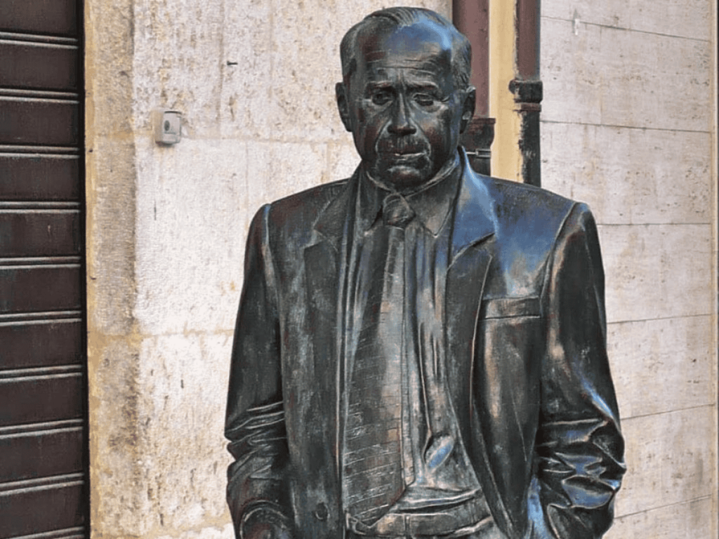 Statua di Leonardo Sciascia a Racalmuto
