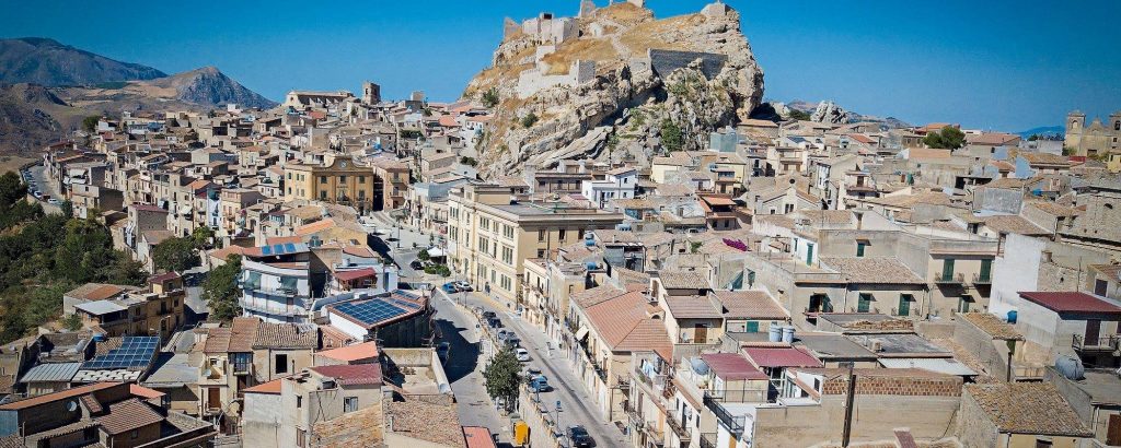 Il Passavolante di Vicari tra tradizione e innovazione: la ricetta segreta del dolce mandorlato 4 Il Passavolante di Vicari tra tradizione e innovazione: la ricetta segreta del dolce mandorlato - Be Sicily Mag - Vicari e il suo castello
