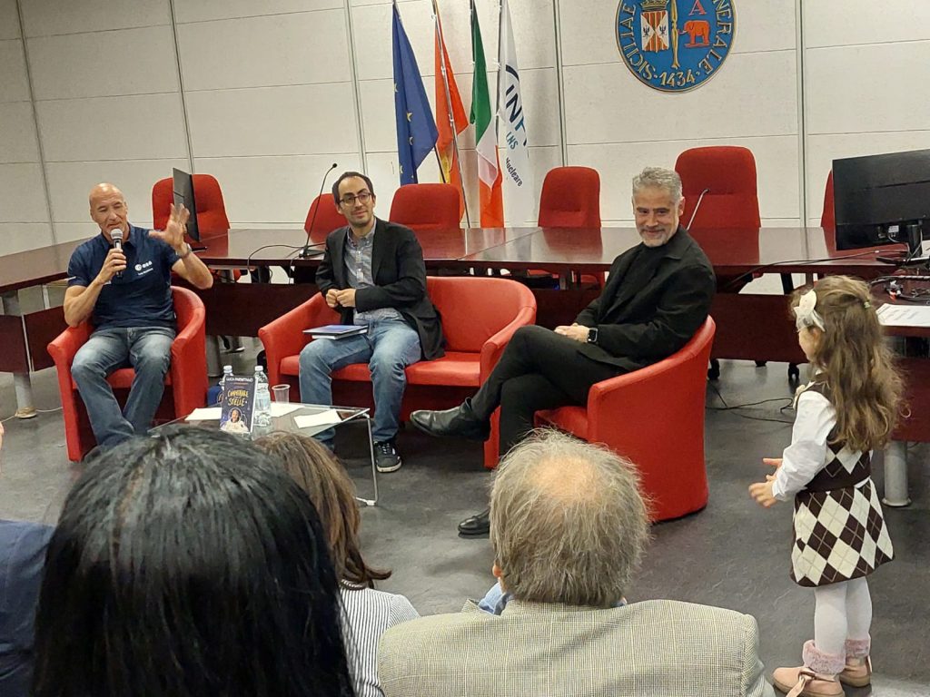 Luca Parmitano presenta il libro “Camminare tra le stelle” nella sua Catania: un invito ai giovani a essere astronauti - Be Sicily Mag - luca parmitano