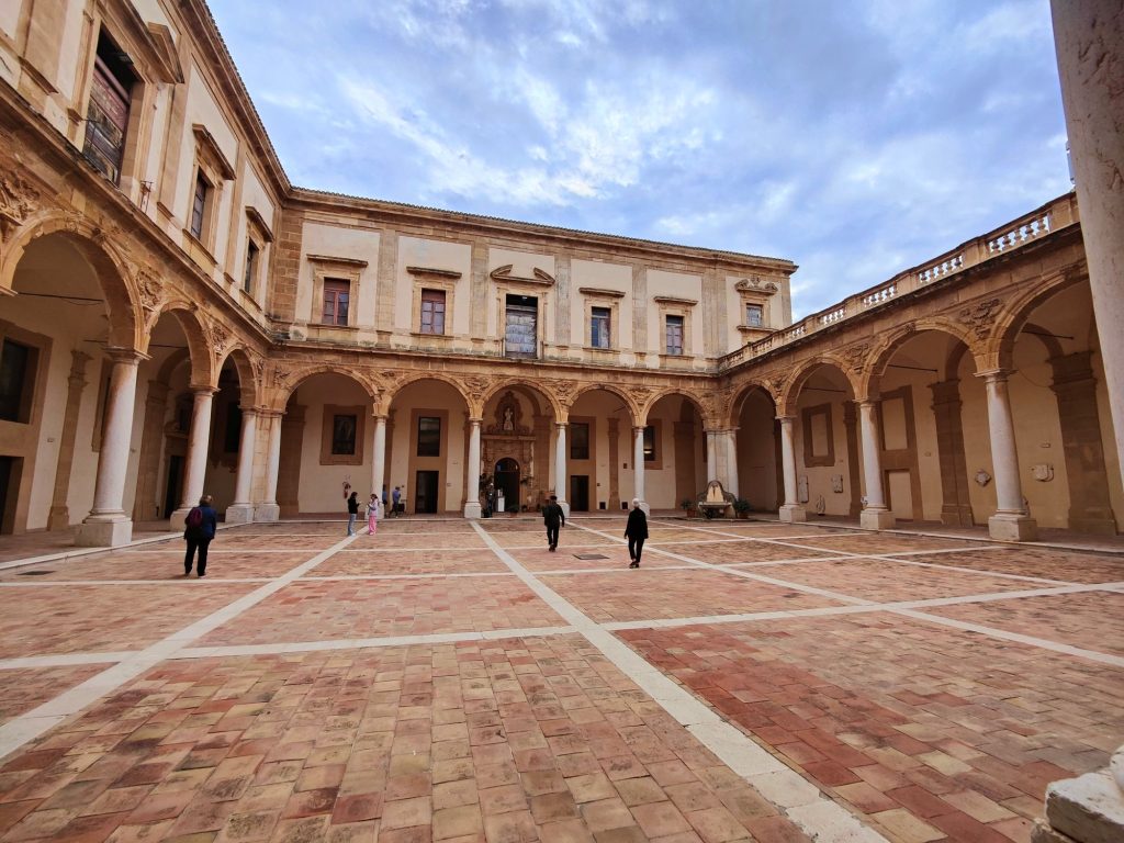 Mazara del Vallo nella Rete dei Musei Civici ANCI Sicilia: tra Consagra, anfore e un borgo che si reinventa 25 Mazara del Vallo nella Rete dei Musei Civici ANCI Sicilia: tra Consagra, anfore e un borgo che si reinventa - Be Sicily Mag - mazara collegio dei gesuiti cortile interno