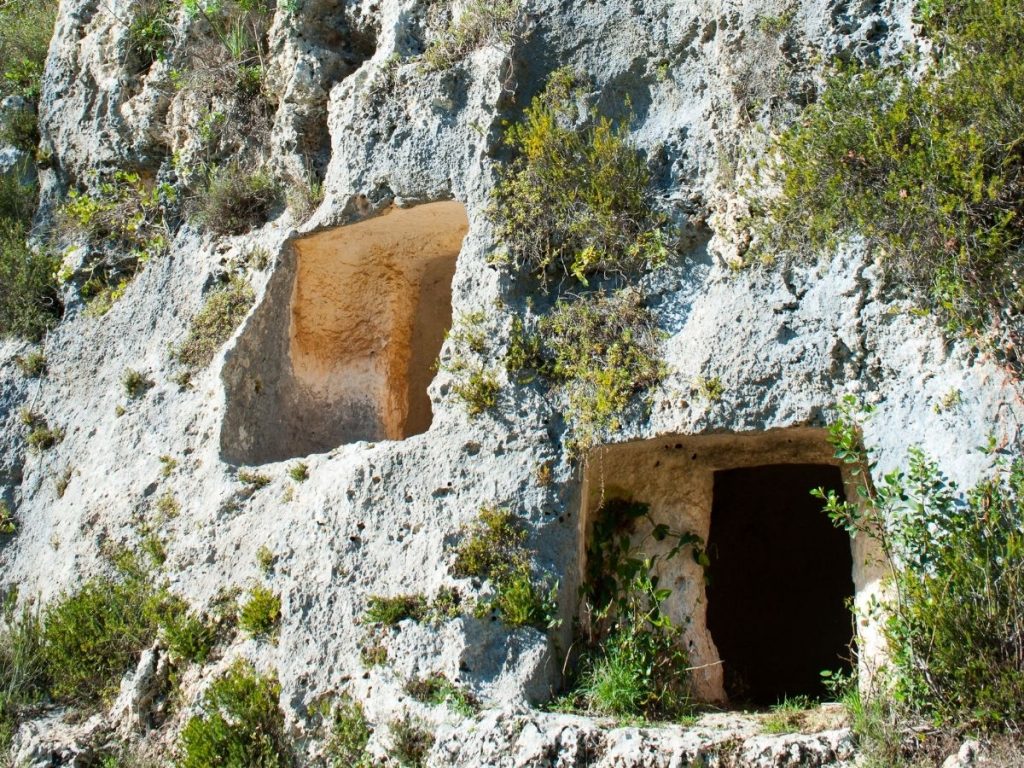 Necropoli di Pantalica: il posto in cui la Sicilia ti ricorda quanto è antica - Be Sicily Mag - 2 1
