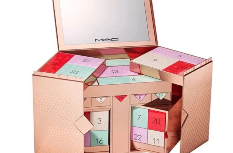 Tendenze beauty di dicembre 2025: limited edition natalizie da scoprire, tra make-up e skincare 14 Tendenze beauty di dicembre 2025: limited edition natalizie da scoprire, tra make-up e skincare - Be Sicily Mag - Calendario dellAvvento MAC Cosmetics Natale 2025 910x600 1