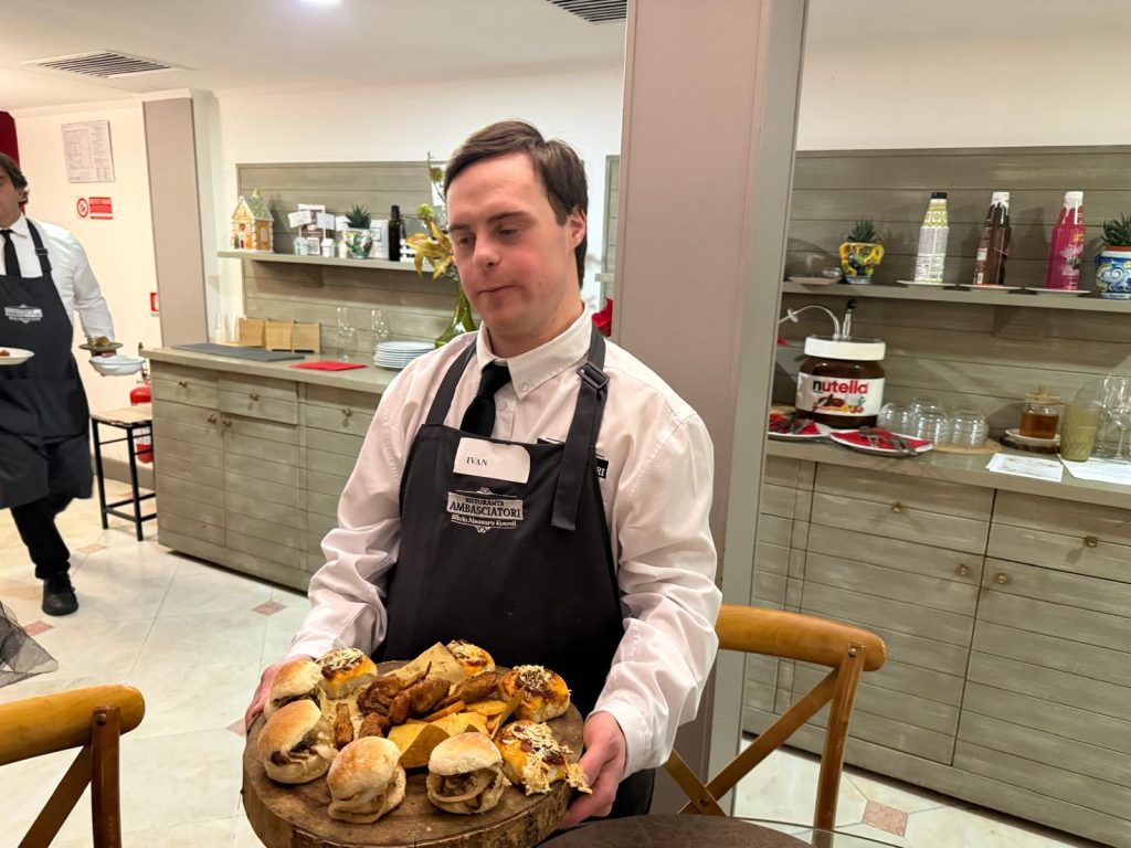 Un gala per l'inclusione all'Ambasciatori di Palermo: protagonisti i ragazzi con sindrome di Down e disabilità intellettivo-relazionali - Be Sicily Mag - Ivan Dragotta mentre serve gli antipasti