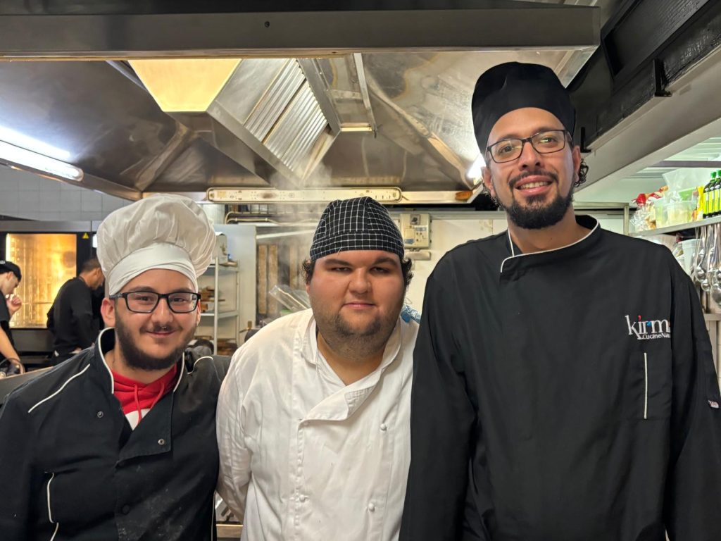 Un gala per l'inclusione all'Ambasciatori di Palermo: protagonisti i ragazzi con sindrome di Down e disabilità intellettivo-relazionali - Be Sicily Mag - La brigata di cucina da sinistra Alessandro Pagano Francesco Barone Riccardo Pizzuto