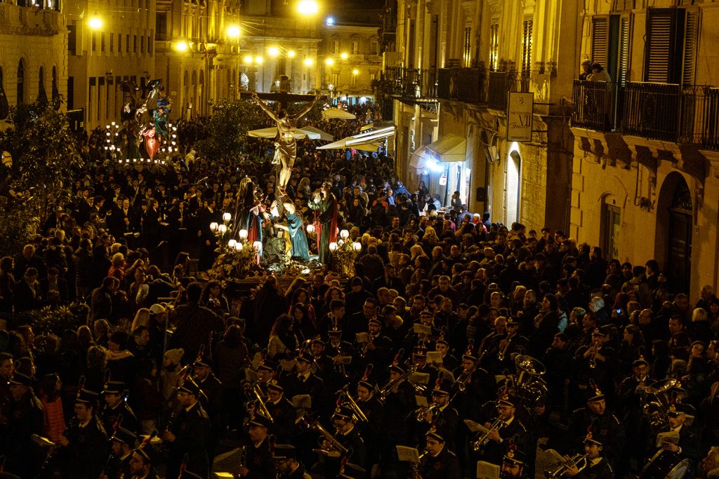 Alla scoperta di Caltanissetta nella Rete dei Musei Civici Anci Sicilia tra barocco, rifugi e rigenerazione urbana 29 Alla scoperta di Caltanissetta nella Rete dei Musei Civici Anci Sicilia tra barocco, rifugi e rigenerazione urbana - Be Sicily Mag - NICOLETTI PROCESSIONE VARE CALTANISSETTA