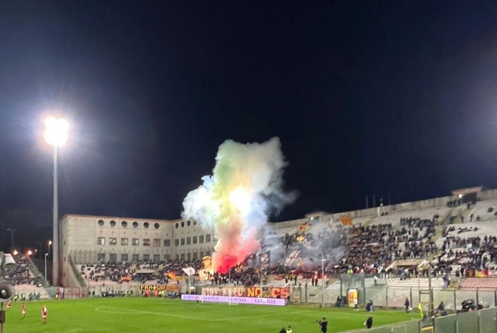 La notte delle leggende del calcio: Messina celebra 125 anni di storia al “Franco Scoglio” 2 La notte delle leggende del calcio: Messina celebra 125 anni di storia al “Franco Scoglio” - Be Sicily Mag - WhatsApp.Image .2025.12.02.at .10.41.11