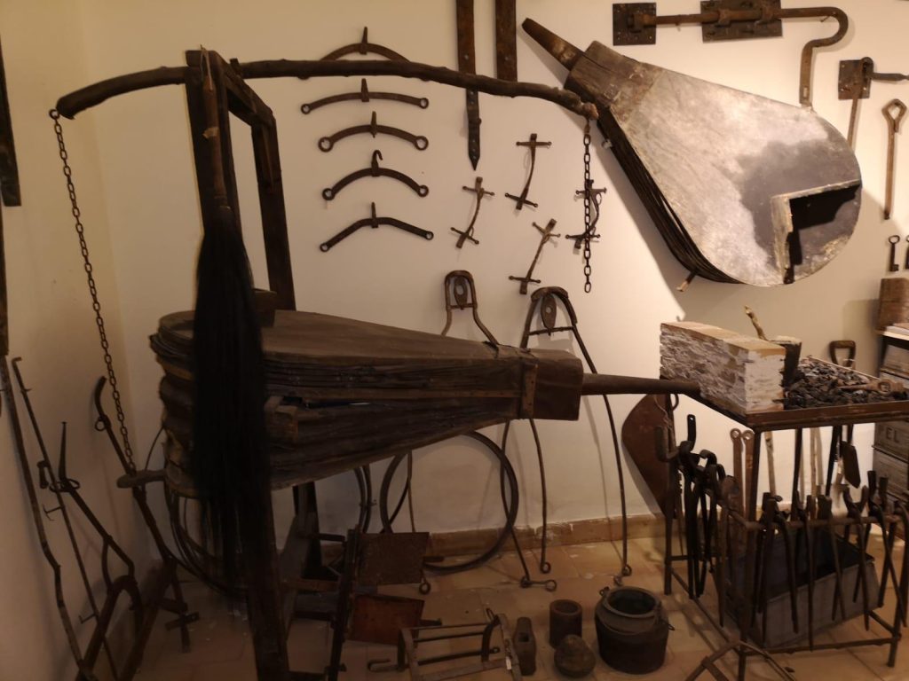 Alla scoperta di Niscemi con la Rete dei Musei ANCI Sicilia: memoria collettiva tra civiltà contadina e natura - Be Sicily Mag - antichi mestieri museo niscemi