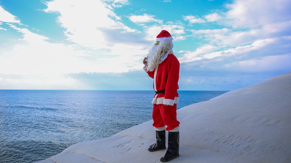 Babbo Natale sbarca alla Scala dei Turchi: torna il tradizionale tuffo di Natale 2 Babbo Natale sbarca alla Scala dei Turchi: torna il tradizionale tuffo di Natale - Be Sicily Mag - babbo natale
