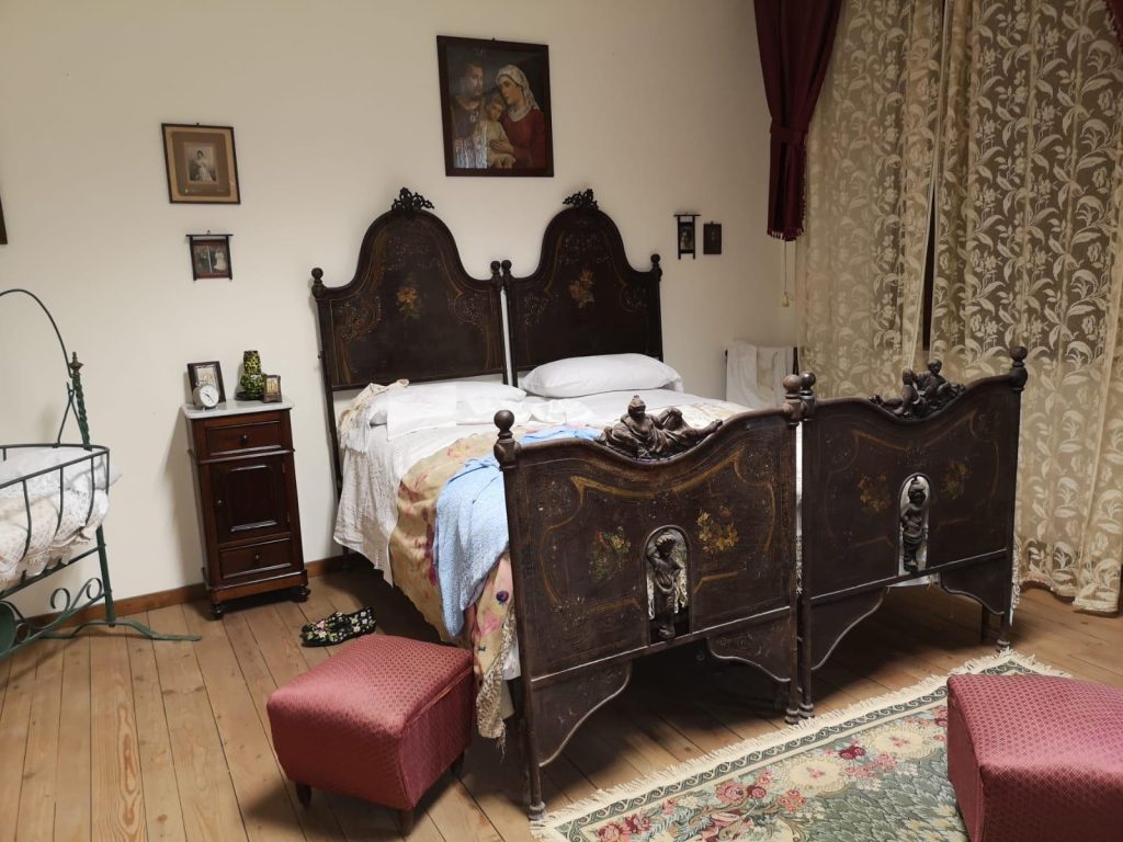 Alla scoperta di Niscemi con la Rete dei Musei ANCI Sicilia: memoria collettiva tra civiltà contadina e natura - Be Sicily Mag - camera da letto museo niscemi