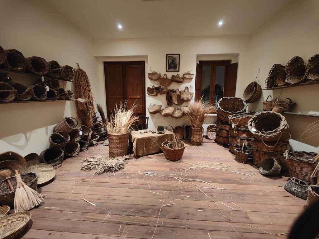 Alla scoperta di Niscemi con la Rete dei Musei ANCI Sicilia: memoria collettiva tra civiltà contadina e natura - Be Sicily Mag - cestaio museo anci niscemi