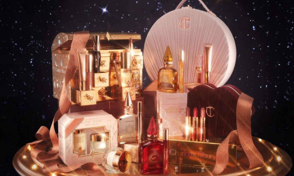 Tendenze beauty di dicembre 2025: limited edition natalizie da scoprire, tra make-up e skincare 13 tendenze beauty di dicembre